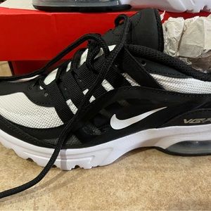 Woman’s 5.5 Nike Air Max VG-R